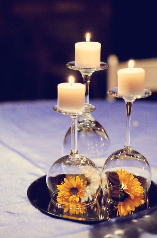 декорация за маса с чаши за вино и цветя